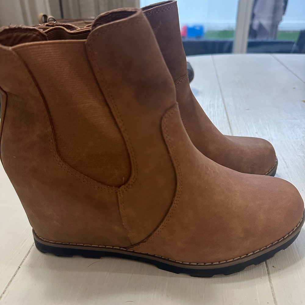 NWOT Universal Thread Tan Wedge Ankle Boots
